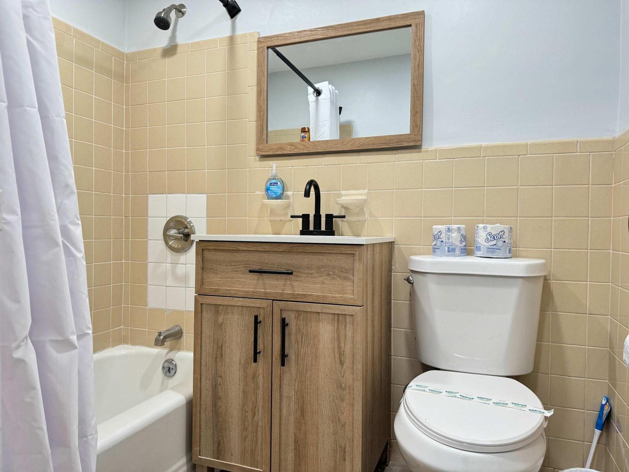 View Newly Renovated 5 Beds With Free Parking Lm406 Hébergement de vacances *